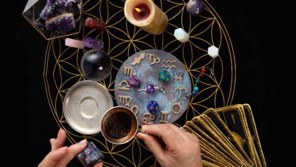 手の中の羅針盤「易カード」で、人生の迷いを希望に変える方法