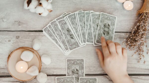 何から始める?「占いの勉強」鑑定歴27年のプロが教える学ぶ順番
